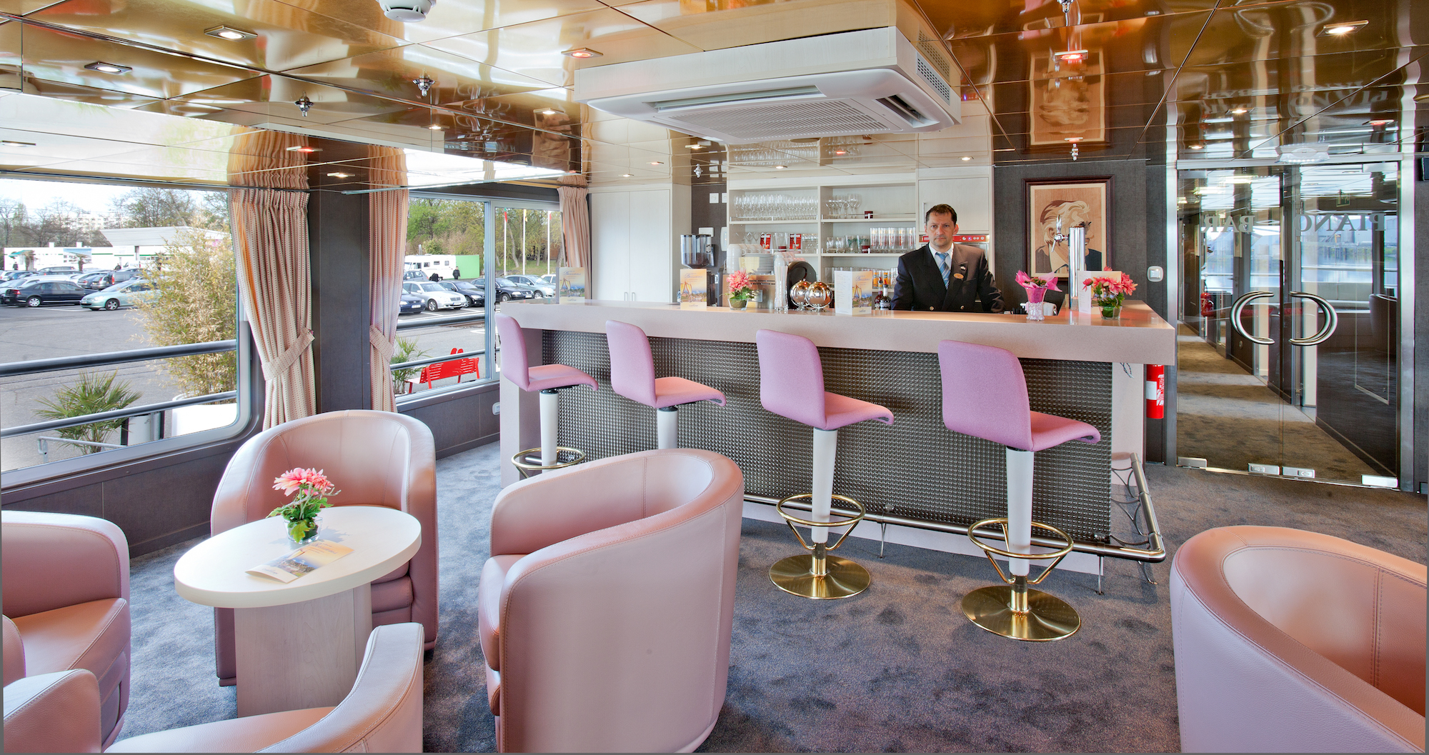 CroisiEurope MS Gerard Schmitter Lounge Bar 1.jpg